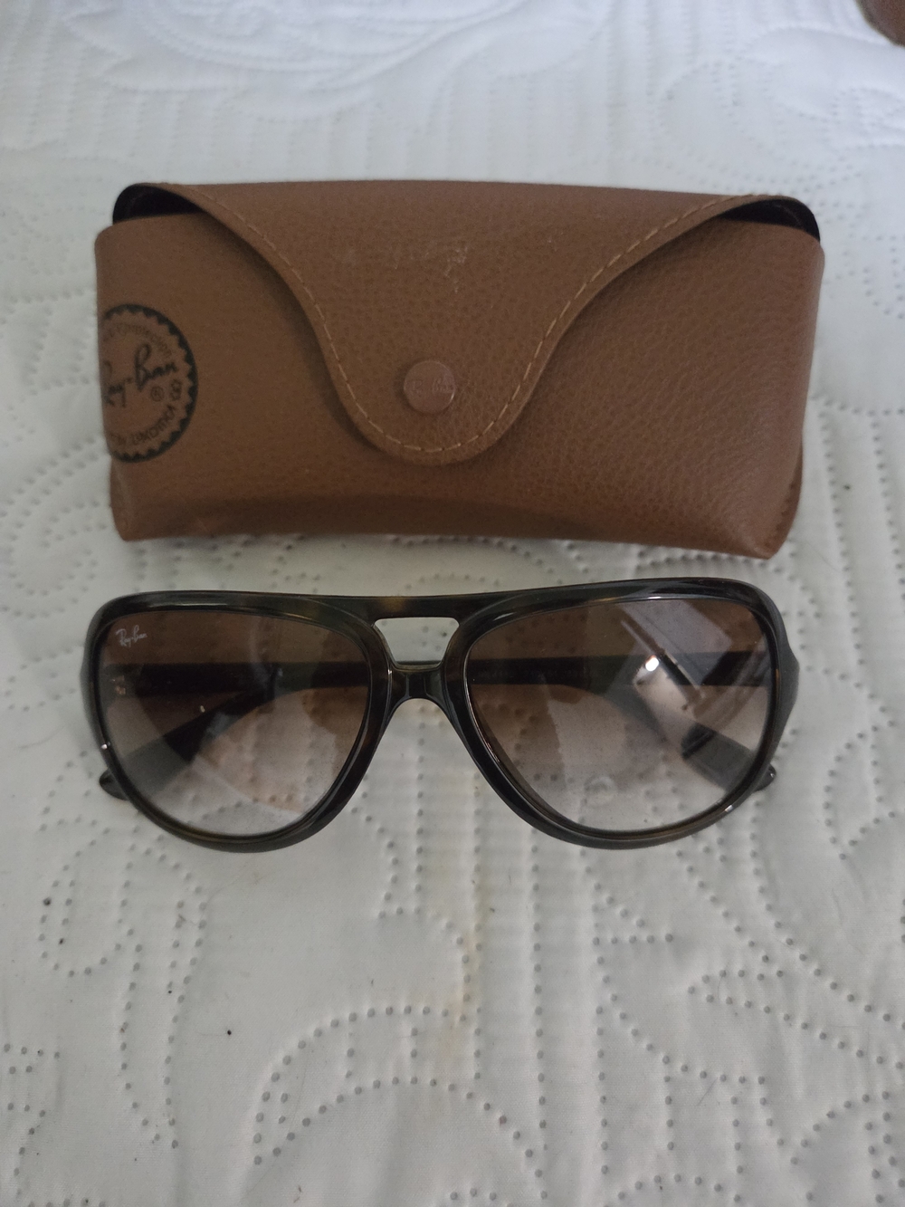Ray-Ban Brown Gradient Aviator Sunglasses with Brown Case